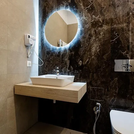 Central Suites *